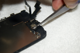 Cambiar pantalla de iPhone 5C - sacar enganche con pinzas