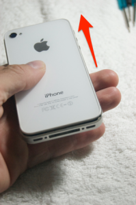 Retirar la tapa trasera del iPhone 4S