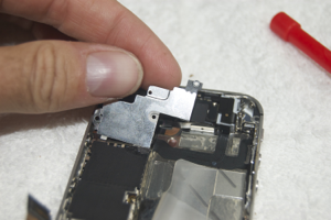 Placa de protección de los conectores del iPhone 4S